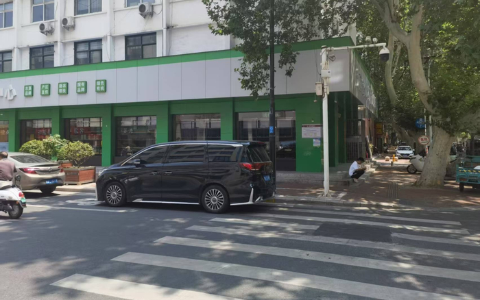 ▲席薇曾供职的某银行郑州纬二路支行，如今已成为农产品展销中心一部分。其在13年间虚构理财产品，诈骗客户9000余万元。新京报记者 程亚龙 摄