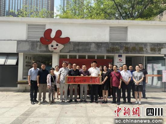 合影留念。民盟四川省直工委新闻出版总支供图