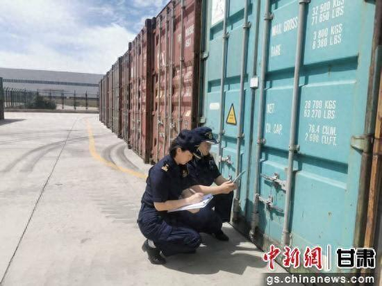 图为6月30日，兰州海关所属金城海关关员现场监管中欧班列货物。张冬梅 摄