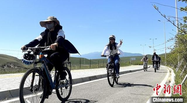图为香港媒体代表团体验环青海湖骑行。胡友军 摄