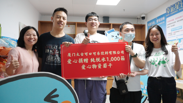 爱心企业和群众给小店进行捐赠。