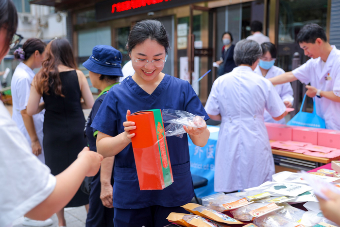 广外医院的耀咖啡开业现场，医院派出了中医专家进行义诊。受访者供图