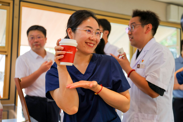 医护人员到咖啡店打卡。受访者供图