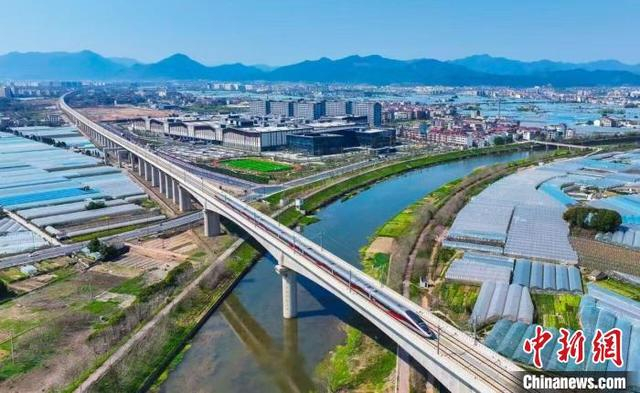复兴号列车行驶在杭温高铁上。浙江交通集团 供图