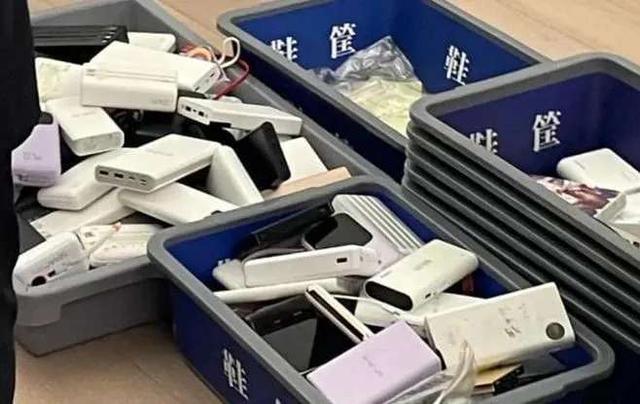 不合标准的充电宝被查扣。图源:网络