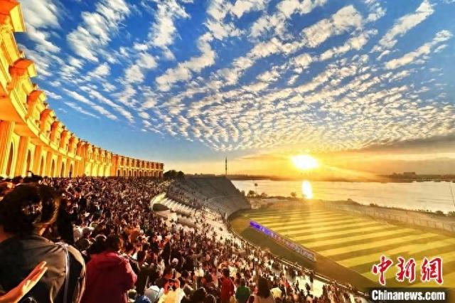 游客在览山公园观赏落日。 银川市委宣传部供图