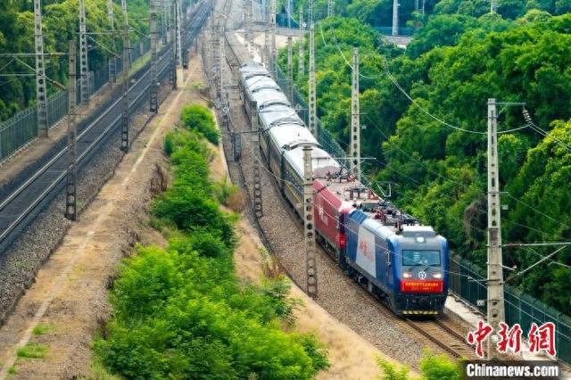 图为6063次列车从宝鸡站始发。刘一江 摄