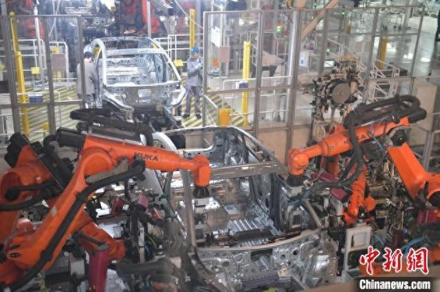 7月1日，位于安徽省合肥市的蔚来第二先进制造基地，机器人在造车流水线工作。中新社记者 储玮玮 摄