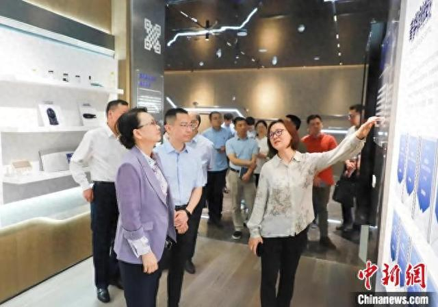 调研组在杭州市余杭区科技金融促进中心调研。 九三学社杭州市委会供图