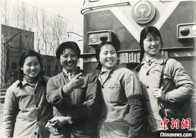 中国第一批电力机车女司机。西安铁路局供图