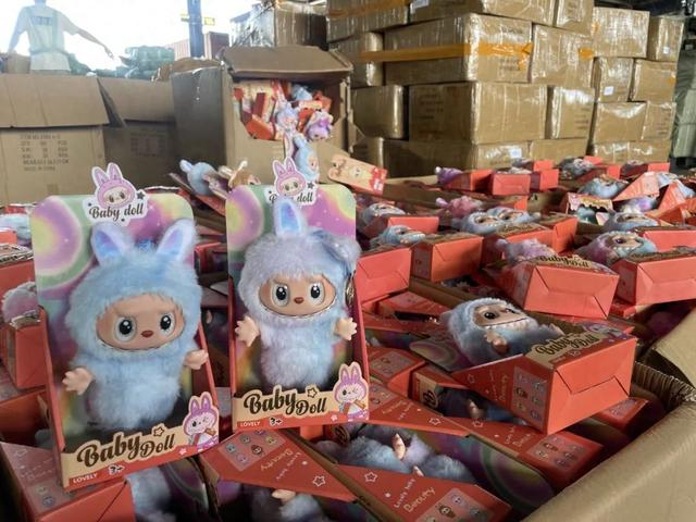 图说：广州海关在出口货运渠道查获涉嫌侵权Labubu毛绒玩具880个。 