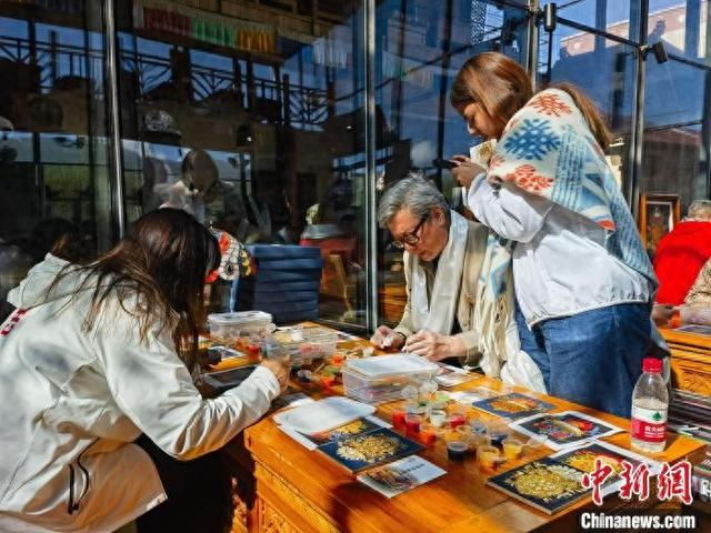 图为香港媒体代表在拉面店内体验唐卡绘画。张海雯 摄