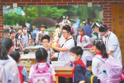 成都市青羊区校园里开展的科学教育活动。