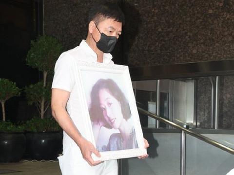 艾威海葬娇妻Lisa，因游泳相识以海葬告别，骨灰不慎整袋落海中