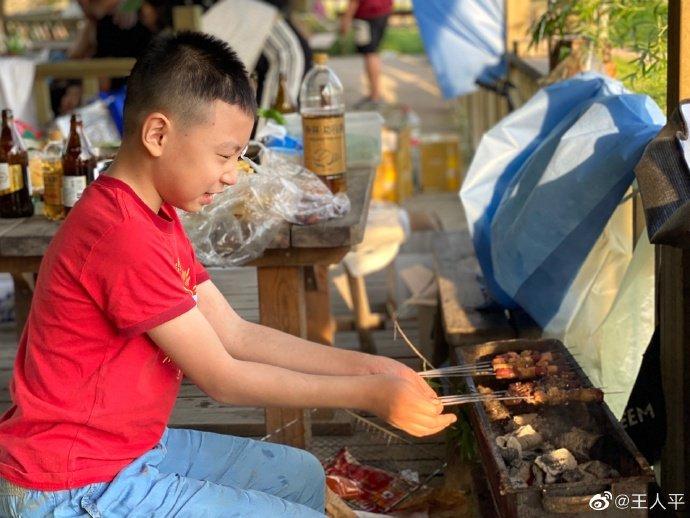 父母应避免以吃苦对比制造劳动学习对立
