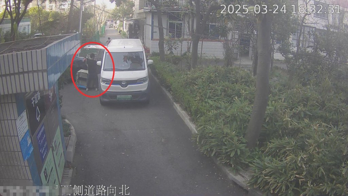 一级收药人周某、司机丁某来到二级收药人滕某住处搬运药品。上海市公安局供图