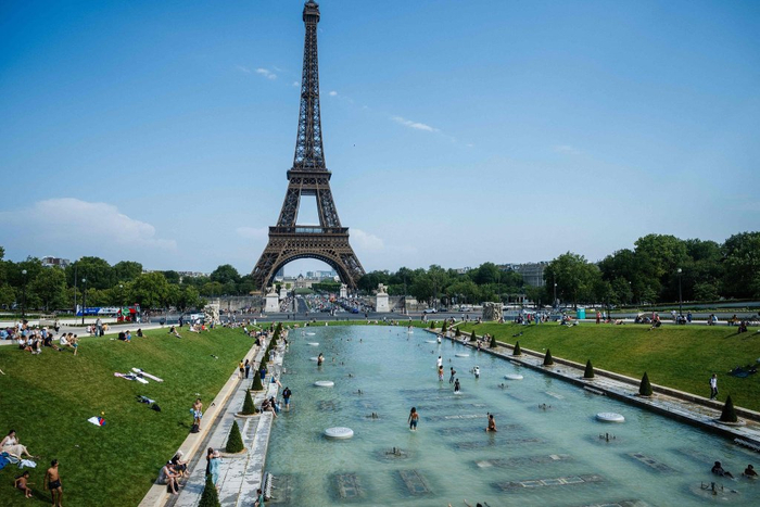 当地时间2025年7月2日，法国巴黎，埃菲尔铁塔前，人们在特罗卡德罗喷泉消暑。