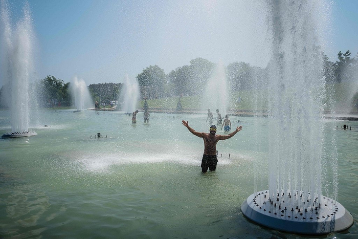 当地时间2025年7月2日，法国巴黎，人们在特罗卡德罗喷泉中纳凉。