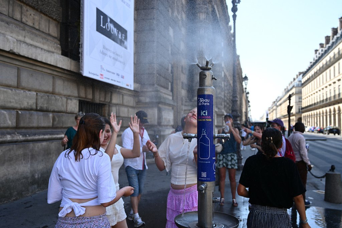 当地时间2025年7月1日，法国巴黎，市政府设置的饮水点，以应对高温。