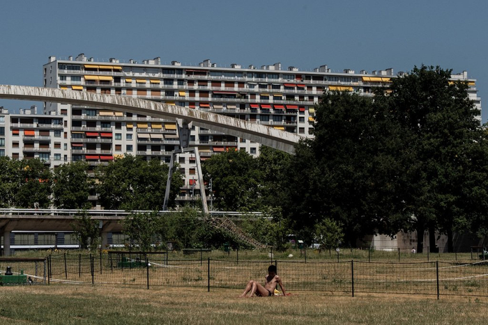 当地时间2025年7月1日，法国巴黎，一名居民在热浪中享受日光浴。