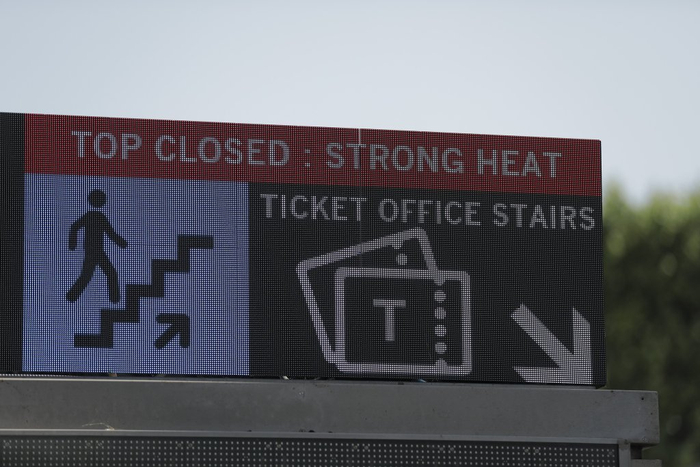 当地时间2025年7月2日，法国巴黎，埃菲尔铁塔顶部的标识显示因极端高温而对游客关闭。