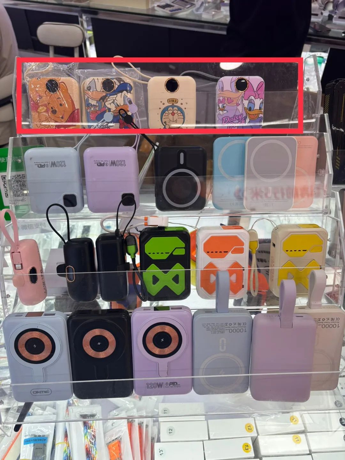 ▲7月2日，华强电子世界，柜台展示的充电宝产品，部分未经过3C认证。新京报贝壳财经记者张晗&nbsp;摄