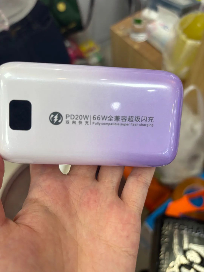 ▲7月2日，华强电子世界。多家档口的老板向记者推荐的“魔兽”充电宝。新京报贝壳财经记者张晗 摄