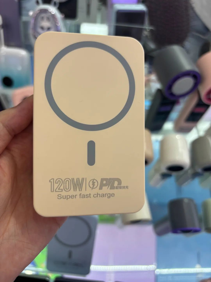 ▲7月2日，华强电子世界，一档口摆放的一排马卡龙配色充电宝。新京报贝壳财经记者张晗 摄