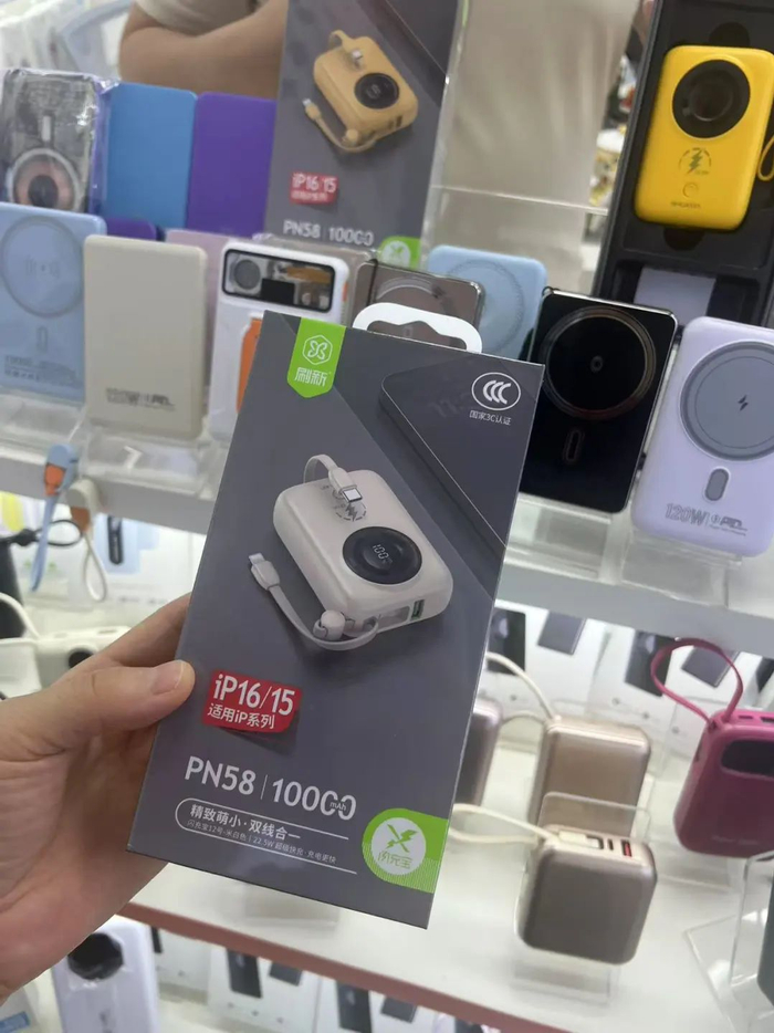 在华强北赛格电子市场，消费者正在挑选3C认证充电宝。马云飞摄