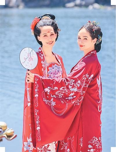 图为欧洲游客穿汉服在青龙峡多布营地拍摄。魏 明摄
