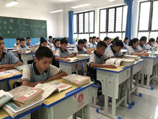 和田县塔瓦库勒乡中学学生正在学习。陶拴科 摄