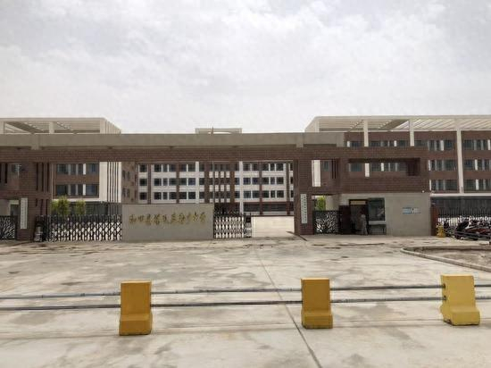 北京援建的新疆和田地区和田县塔瓦库勒乡中学。陶拴科 摄