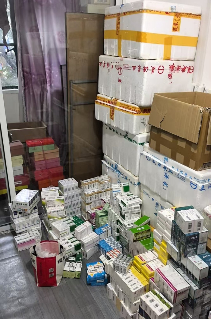 民警在滕某住处查获涉案大量药品。上海市公安局 供图