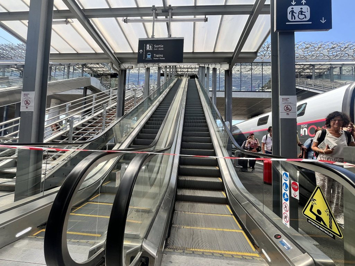 当地时间2025年7月1日，法国南特，受高温影响，南特火车站的部分区域关闭。