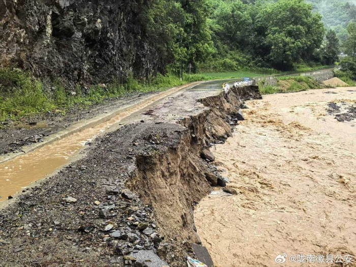 甘肃陇南徽县强降雨致山体滑坡,造成一工地2人遇难