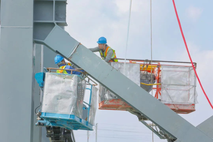 北京电力工程有限公司施工人员开展变电站钢结构吊装作业。 （郭航/摄