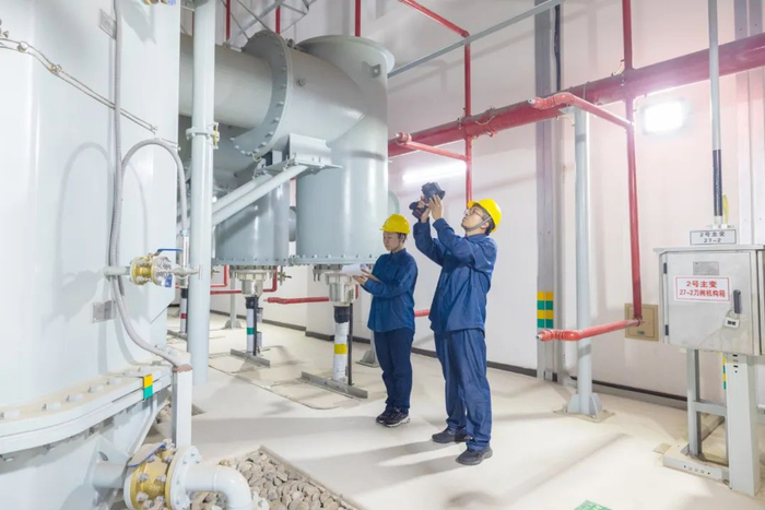 国网北京电力检修分公司变电运维人员对220千伏姜庄湖变电站设备开展状态监测。（张笑谭/摄