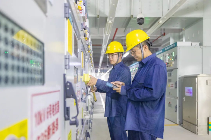 国网北京电力检修分公司变电运维人员开展变电站设备状态监测工作。（张笑谭/摄