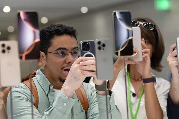 当地时间2024年9月9日,美国加州,2024苹果秋季新品发布会举行。iPhone 16系列亮相。