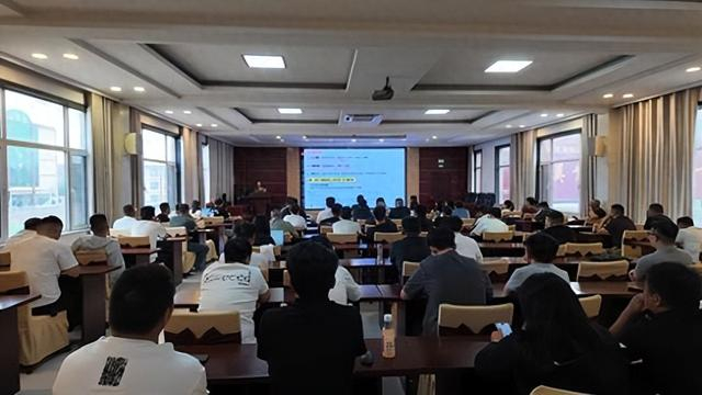 “2025多多好特产”河北赵县梨品类专项培训会现场。张培根|摄