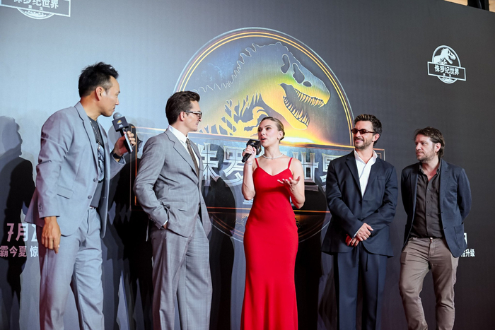 首映礼现场，从右至左分别是导演加里斯·爱德华斯、主演乔纳森·贝利、主演斯嘉丽·约翰逊、主演鲁伯特·弗兰德（主办方供图）