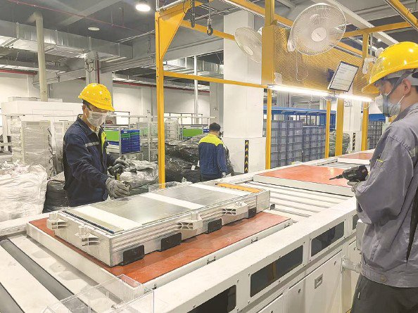             电子废弃物拆解车间 本报记者  李晓明  摄          