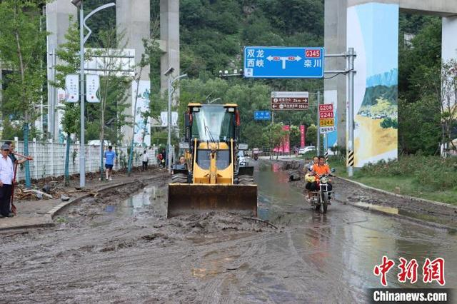 图为多方力量在太平镇开展灾后清淤工作。 杨永青 摄