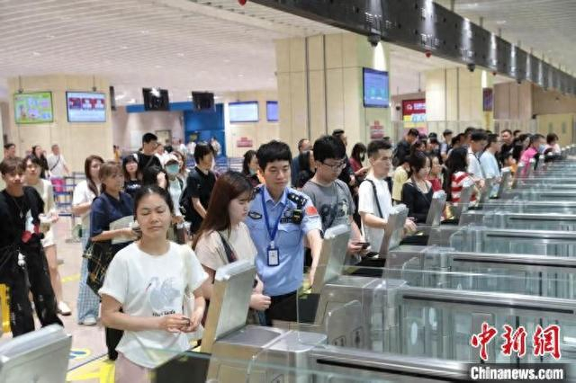 上半年经青茂口岸出入境旅客量创新高。朱金辉 摄