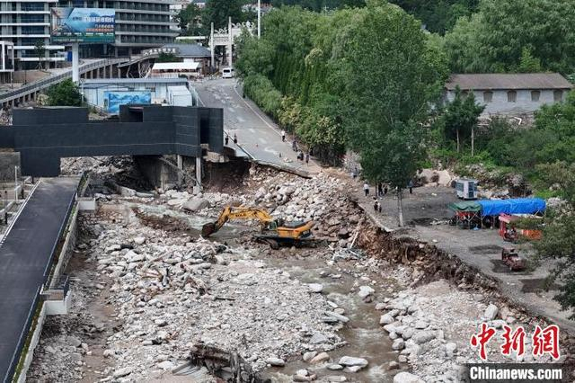 图为挖掘机在太平镇河道内开展灾后抢险救援工作。（无人机照片） 杨永青 摄