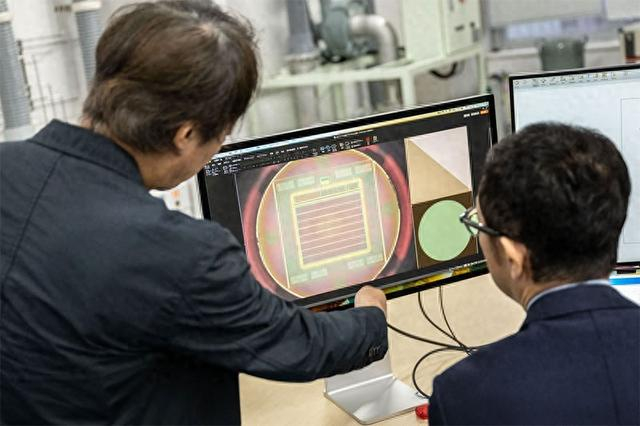 资料图：研究人员正在改进半导体芯片设计 彭博社 