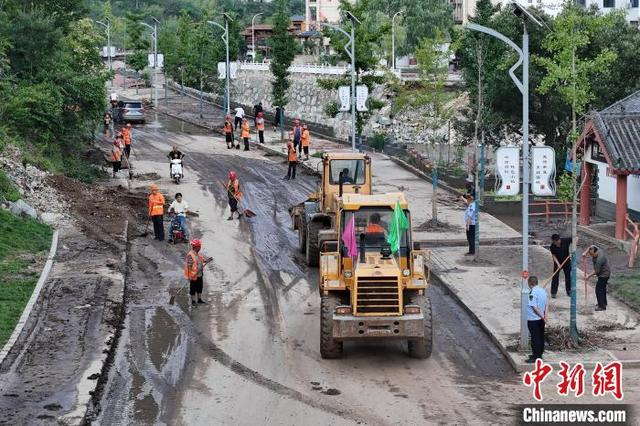图为多方力量在太平镇开展灾后清淤工作。（无人机照片） 杨永青 摄