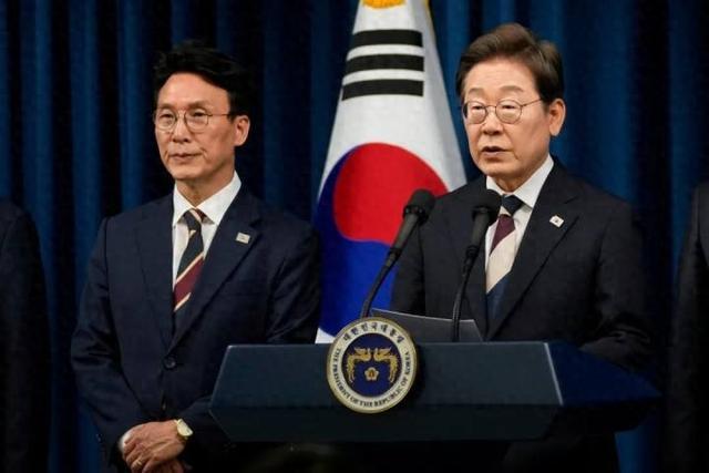 ▲6月4日,在首尔龙山总统府,韩国总统李在明提名金民锡(左)为国务总理。(韩联社)