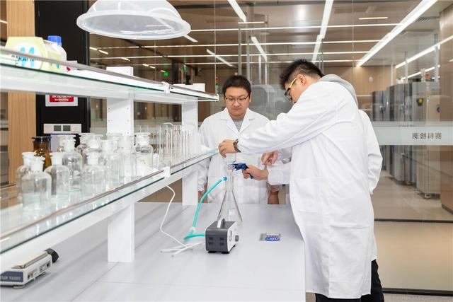 鄂尔多斯新能源研究院实验室科研人员正在进行实验设备调试。（资料图）