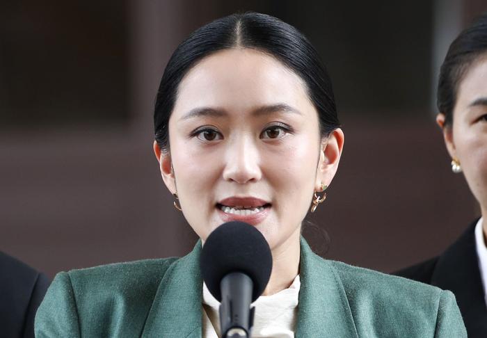 当地时间2025年7月1日,泰国曼谷,遭停职的泰国总理佩通坦表示,她接受泰国宪法法院的决定,她将在15天内提交申辩材料,以证明自己。图/IC photo
